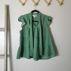 MONTEAU LOS ANGLES GREEN AND WHITE TIERED BLOUSE WITH FLUTTER SLEEVE SIZE LARGE